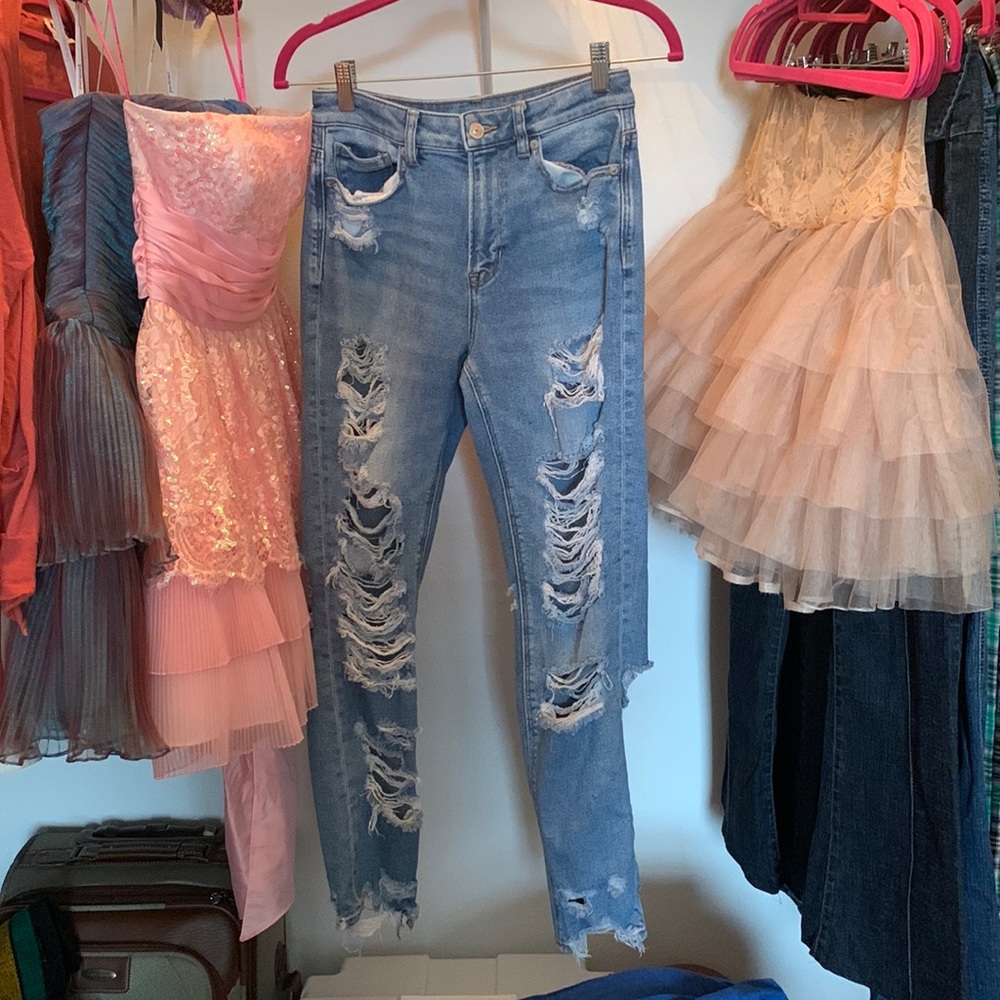 American Eagle Distressed Blue Jeans!!